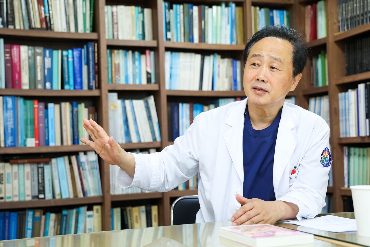 '자리가 사람을 만든다'고들 하지만, 윤우상 밝은마음병원 원장의 생각은 다르다. 윤 원장은 "타인을 이용하고, 착취하는 나르시시스트는 타고난 성향"이라며 "상대의 잠재된 나르시시즘을 빨리 알아차리고 대처하는 방법을 키워야 상처를 덜 받는다"고 했다. 장정필 기자