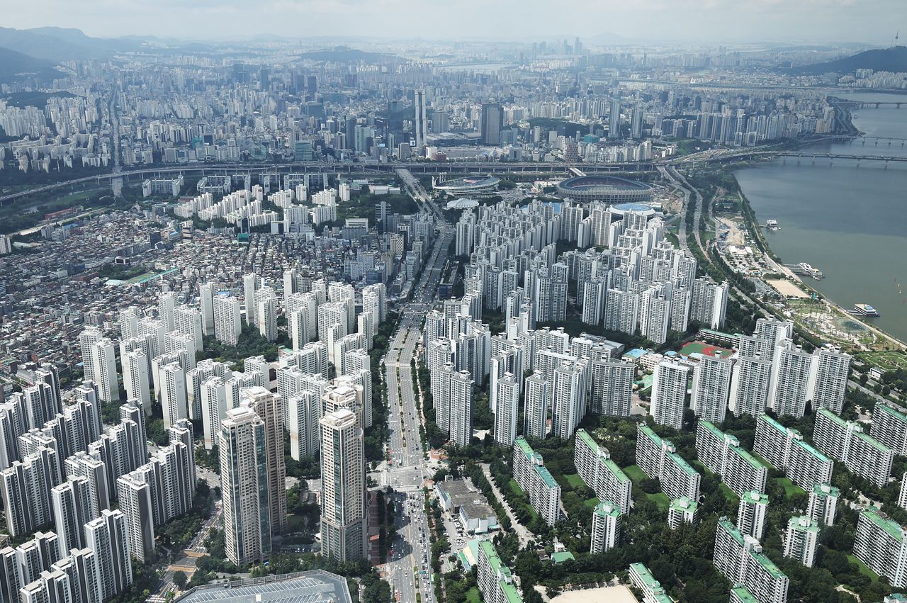 서울 송파구 롯데월드타워 서울스카이에서 바라본 서울 시내 아파트. [뉴스1]
