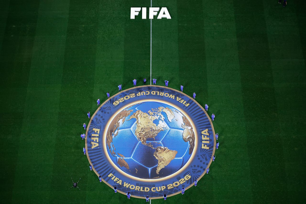 월드컵 민영화(FFE) 프로젝트가 무산된 뒤 인판티노 FIFA 회장이 사면초가 처지에 놓인 분위기다. 사진은 북중미월드컵 당시 경기장에 펼쳐진 FIFA 로고. AP=연합뉴스