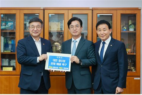 허태정 대전시장(가운데)과 박용갑 국회의원(오른쪽)이 윤호중 행정안전부 장관을 만나 중수청 대전 이전을 촉구하고 있다. 사진 대전시