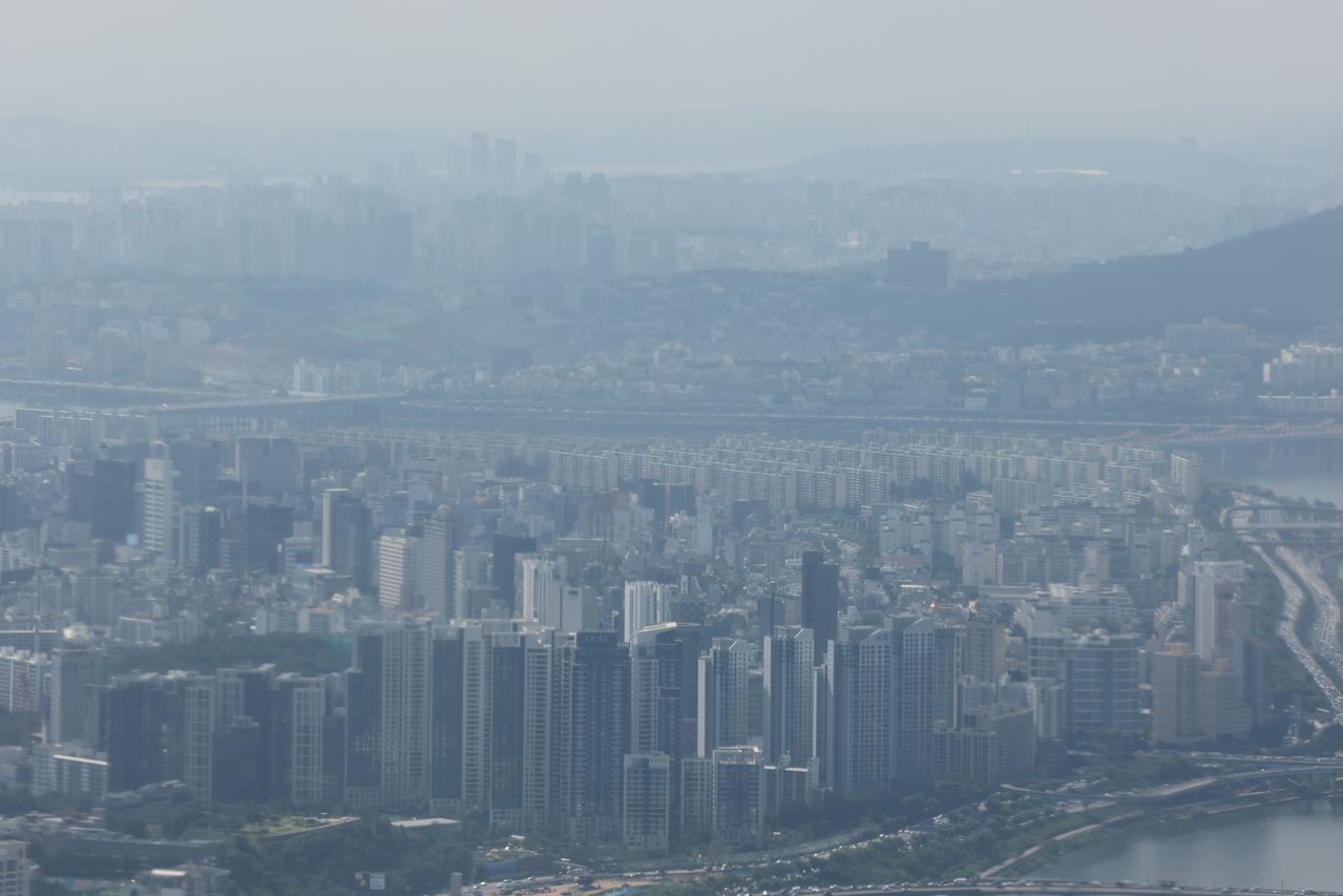  3일 서울 송파구 롯데월드타워에서 바라본 강남구 아파트 모습. 사진 연합뉴스