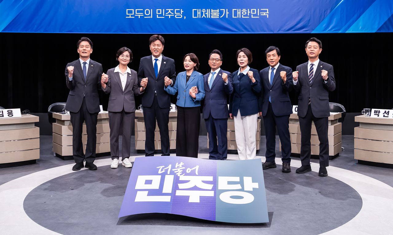 한민수, 임미애, 김용, 서미화, 박선원, 최민희, 이성윤, 김영호 (왼쪽부터) 더불어민주당 최고위원 후보가 3일 경기 부천시 오정구 OBS경인TV에서 열린 TV토론회 시작 전 포즈를 취하고 있다. 국회사진기자단.