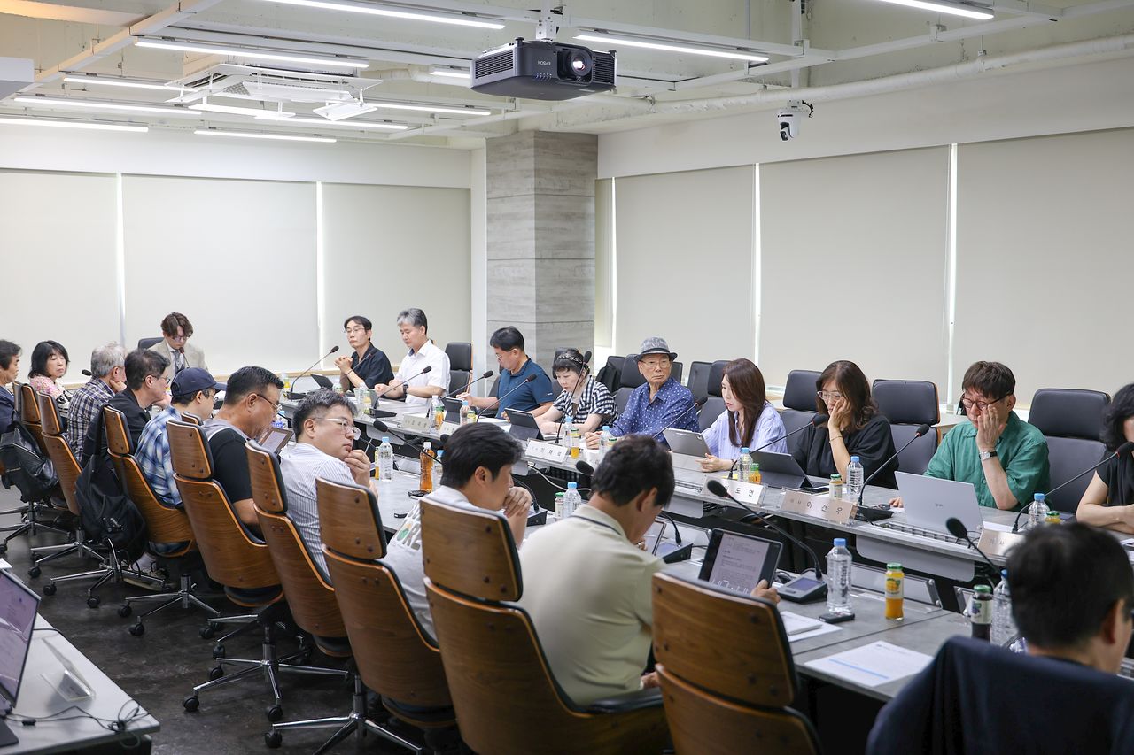 음저협이 지난 7월 28일 서울 강서구 협회 본부에서 제7차 이사회를 열고 AI 활용 음악저작물 등록 및 관리 기준을 담은 규정·약관 개정안을 논의하고 있다. [사진 음저협]