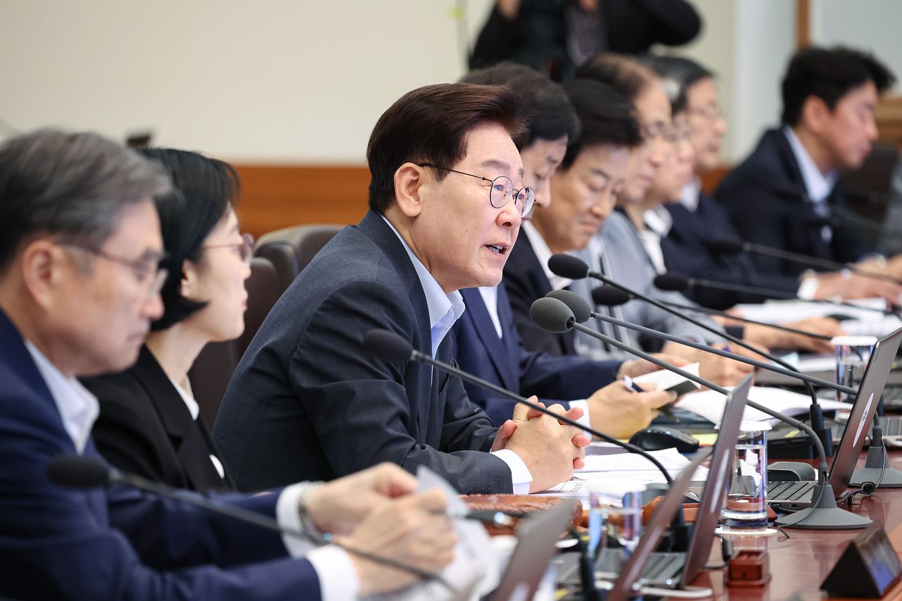 이재명 대통령이 4일 청와대에서 열린 국무회의에서 발언을 하고 있다. 뉴스1