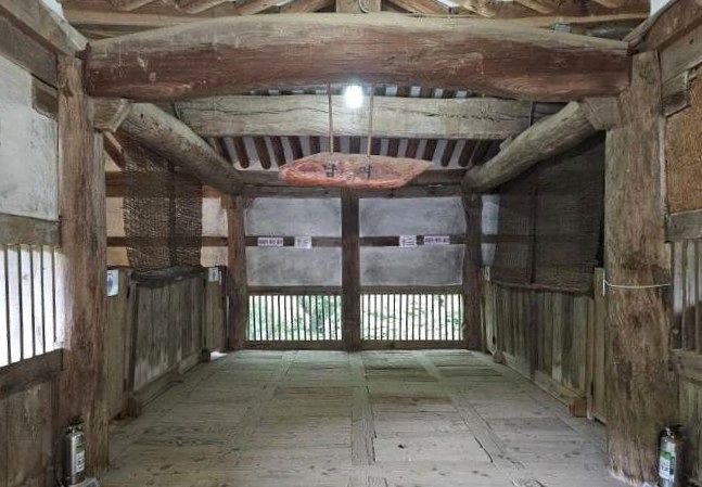 국가민속문화유산으로 지정 예고된 순천 선암사 측간 내부. 순천 선암사 측간은 일제강점기 당시 사진, 1928년에 수리한 흔적 등을 볼 때 1920년대 이전에 건립된 것으로 추정된다.   사진 국가유산청