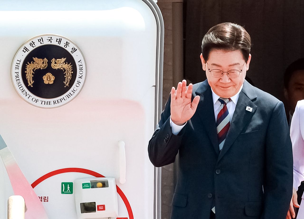 미국과 남미 3개국 방문 일정을 마친 이재명 대통령이 3일 경기 성남시 서울공항에 도착해 공군 1호기에서 영접객들에게 인사하고 있다. 청와대사진기자단