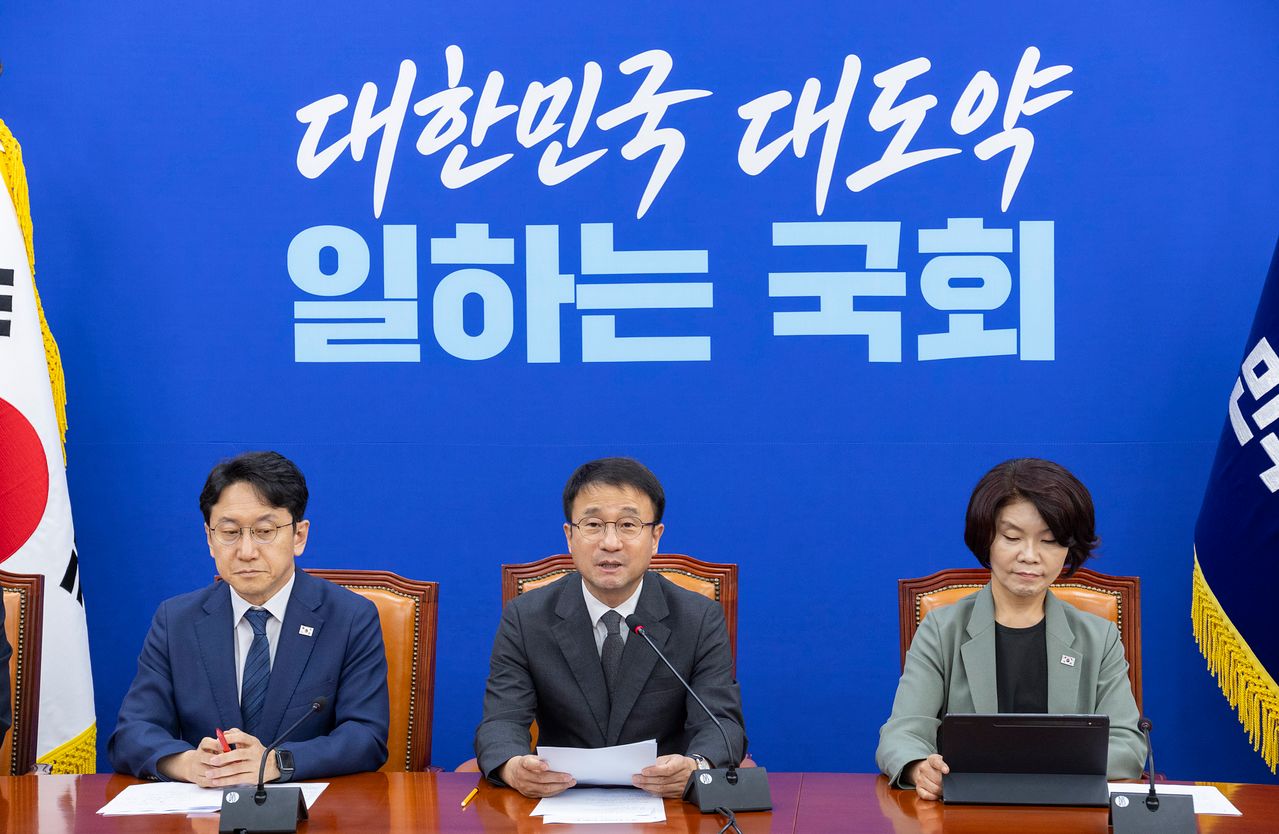 더불어민주당 한병도 당 대표 직무대행 겸 원내대표가 4일 국회에서 열린 원내대책회의에서 정부가 발표한 2026 세제 개편안과 관련해 발언하고 있다. 연합뉴스