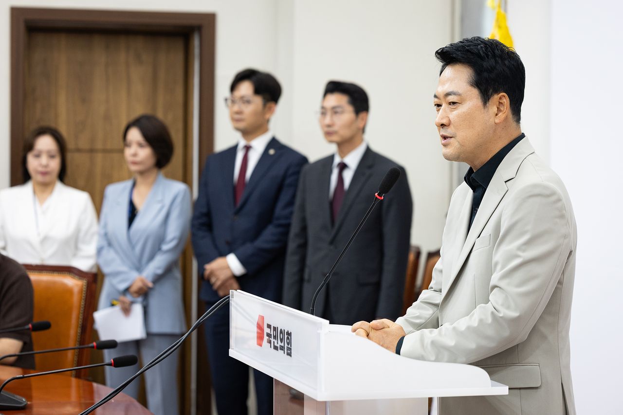 장동혁 국민의힘 대표가 4일 서울 여의도 국회에서 형사소송법 국무회의 의결 및 부동산 세제개편 등 현안 관련 기자회견을 하고 있다. 뉴스1