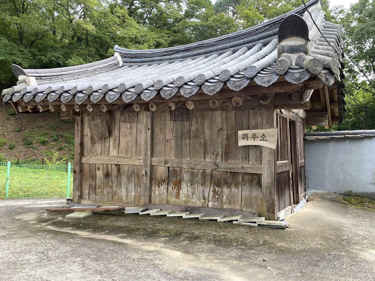 국가유산청은 '순천 선암사 측간', '영월 보덕사 해우소', '합천 해인사 국일암 해우소' 등 3건을 국가민속문화유산으로 지정할 계획이라고 4일 예고했다.   사진은 '합천 해인사 국일암 해우소'.사진 국가유산청