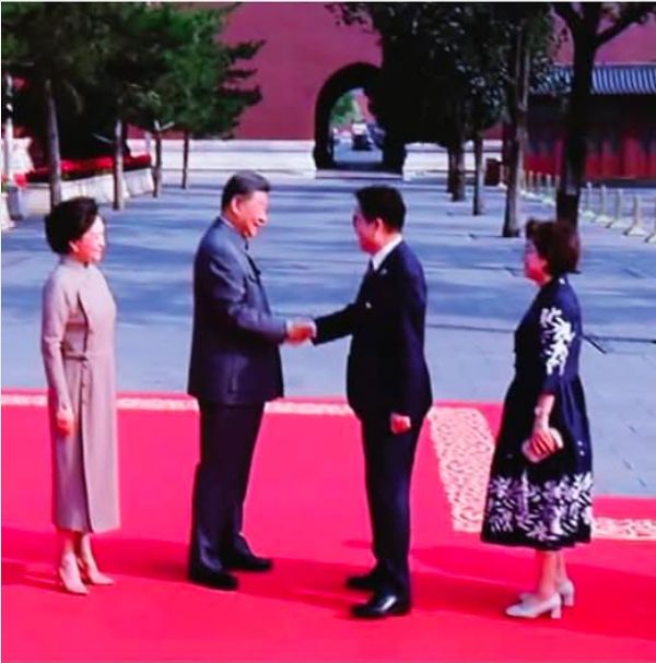 국회의장 배우자의 출장 동반 논란이 일자 우원식 의원실이 7월 23일 페이스북에 올린 사진. 2025년 9월 중국 전승절 열병식에서 시진핑 중국 국가주석 내외가 우원식 의장 내외를 맞이하고 있다. 사진 우원식 페이스북 캡처