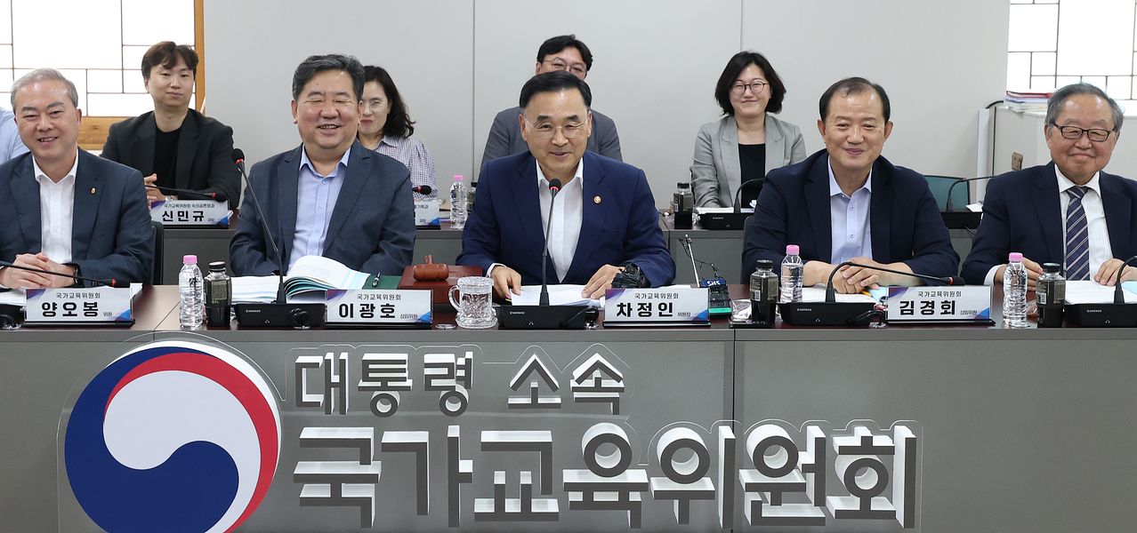 지난 7월 서울 종로구 정부서울청사에서 차정인 국가교육위원장(가운데)과 상임위원들이 회의에 앞서 나란히 미소짓고 있다. 뉴스1
