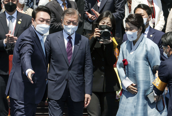 2022년 5월 10일 제20대 대통령 취임식을 마친 윤석열 대통령이 문재인 전 대통령과 김정숙 여사를 배웅하고 있다. 문 전 대통령 부부는 취임식 후 경남 양산 사저로 향했다. 김성룡 기자 