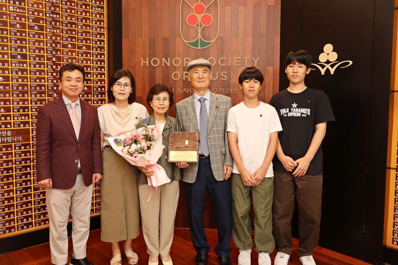 권준하(왼쪽 네 번째)·조강순(왼쪽 세 번째) 기부자의 가족들이 아너 소사이어티 오플러스 인증패를 들고 기념촬영하고 있다.