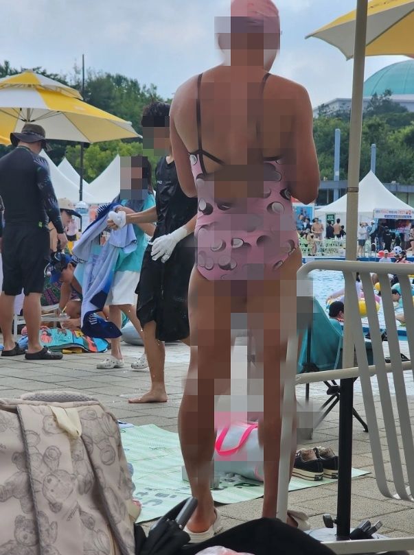 서울 한강 수영장에 여성용 원피스 수영복을 입은 성인 남성이 등장해 논란이다. 소셜미디어 캡처