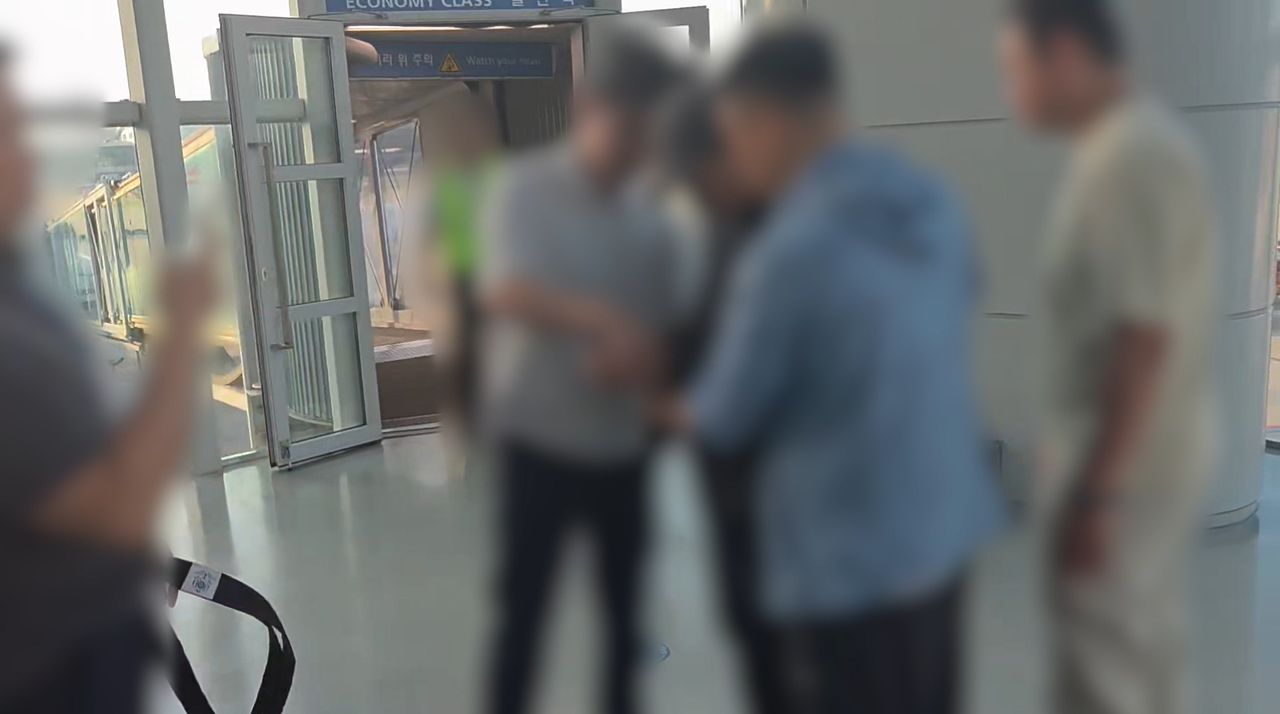 경기남부경찰청 경찰관들이 인천공항에소 검거한 A씨의 신병을 중국 수사당국에 넘기고 있다. 경기남부경찰청