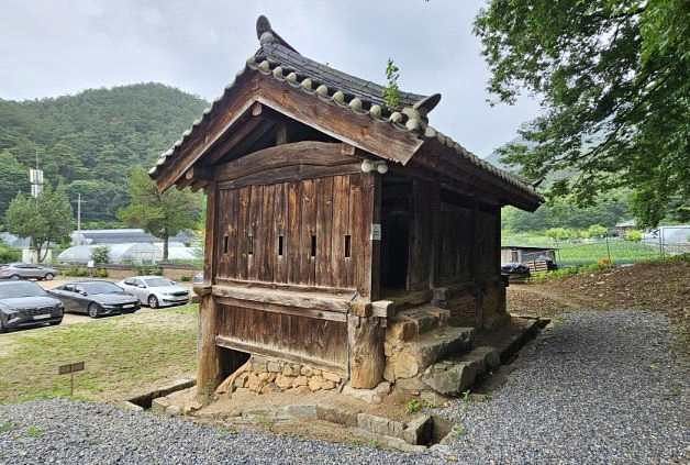 국가유산청은 '순천 선암사 측간', '영월 보덕사 해우소', '합천 해인사 국일암 해우소' 등 3건을 국가민속문화유산으로 지정할 계획이라고 4일 예고했다.   사진은 '영월 보덕사 해우소'.사진 국가유산청