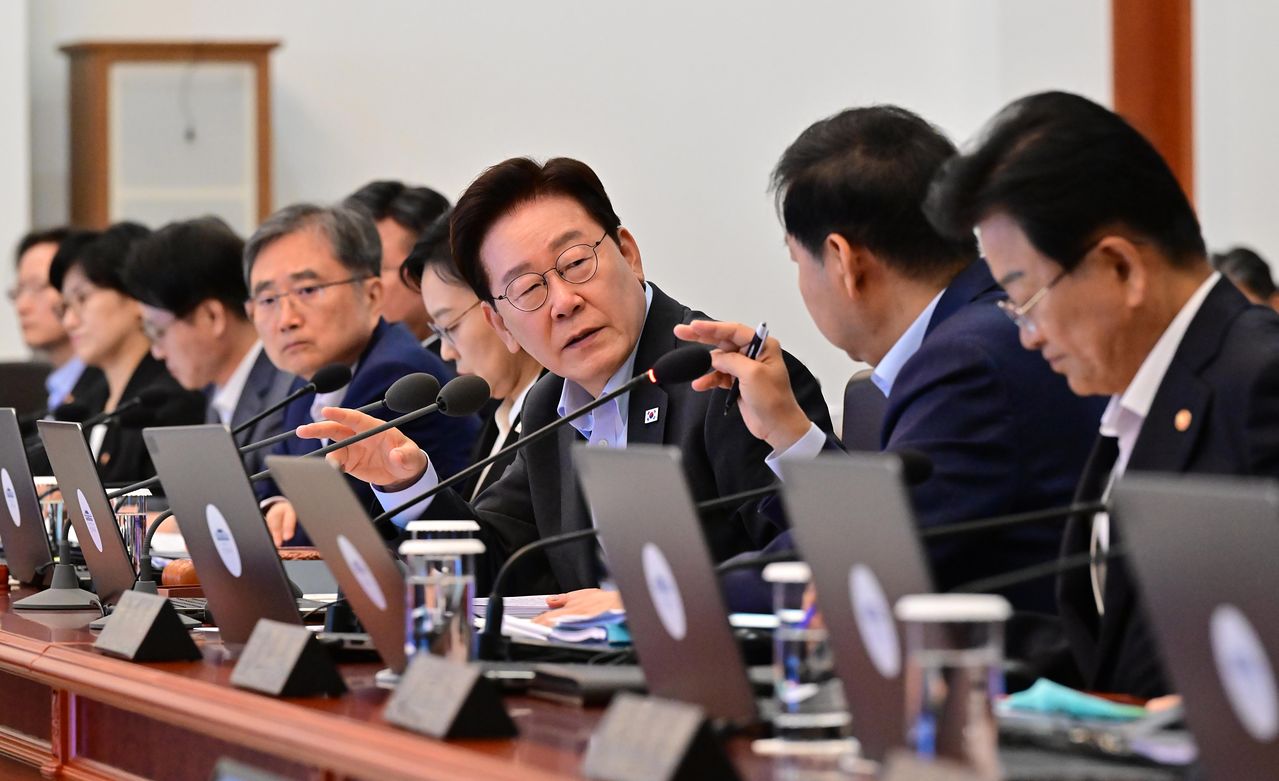 이재명 대통령이 4일 청와대에서 열린 국무회의에서 구윤철 경제부총리를 바라보며 현안을 묻고 있다. [청와대사진기자단]