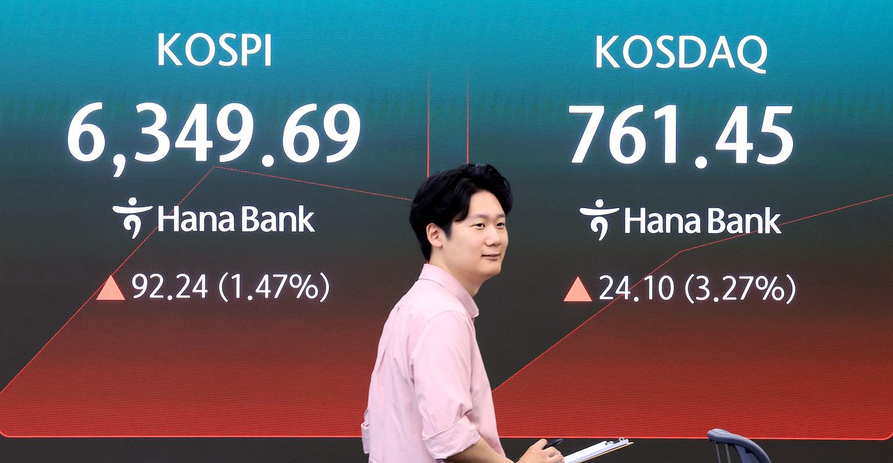 4일 서울 중구 하나은행 본점 딜링룸 전광판에 코스피 등 시황이 표시되고 있다. 뉴스1