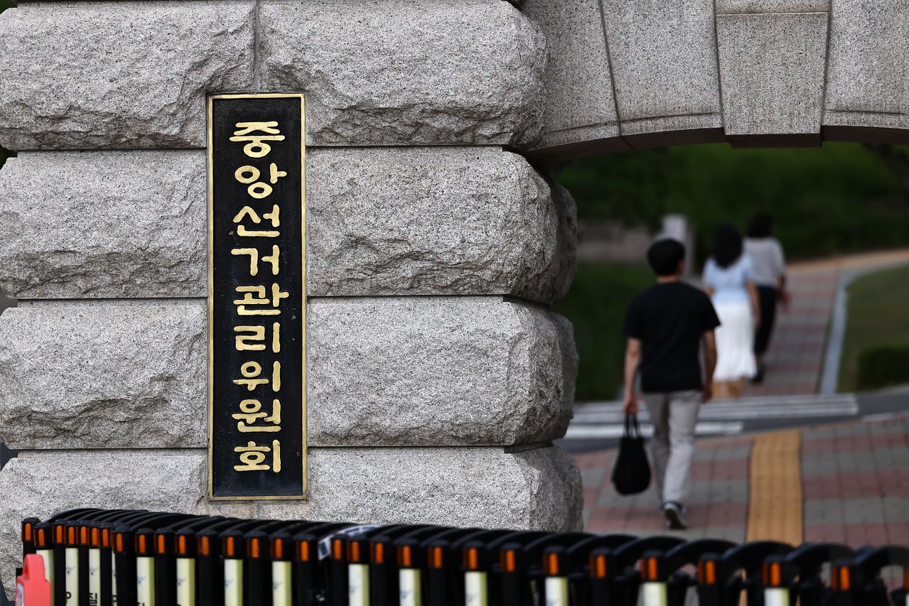 중앙선거관리위원회가 6.3 지방선거 당일 투표자 수에 오류가 발생할 경우 수정하지 말라는 지침을 내린 것으로 확인됐다. 투표자 수 오입력 등이 발생할 경우 상부에 보고해 승인받아 수정하는 대신 사실상 통계를 조작하라는 지침을 내린 것이다. 연합뉴스