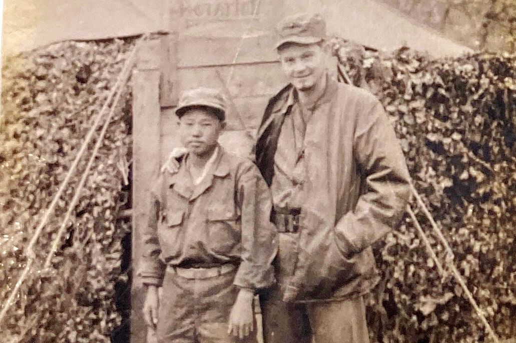 6·25전쟁 당시 미 해병 종군기자로 활동했던 고(故) 로버트 H. 모지어(오른쪽)와 부대 보조원 KIM이 함께 찍은 기념사진. 사진 국가보훈부