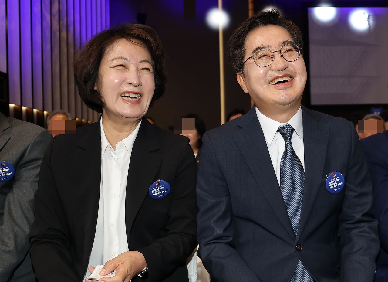 김동연 당시 경기도지사와 추미애 경기도지사 당선인이 지난달 25일 경기 수원 영통구 수원컨벤션센터에서 열린 6.25 전쟁 제76주년 기념식에서 대화하고 있다. 뉴스1