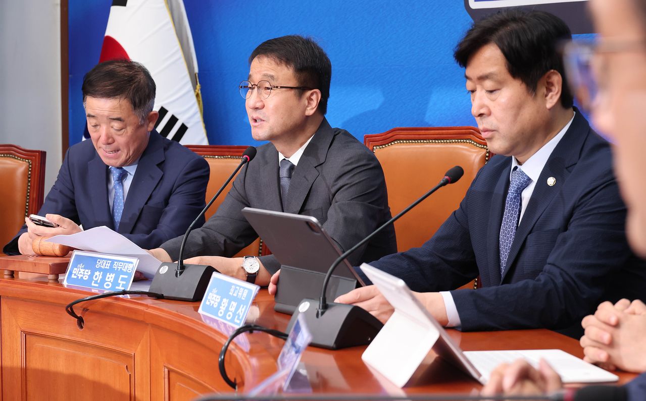 한병도 더불어민주당 대표 직무대행 겸 원내대표(왼쭉 둘째)가 5일 국회에서 열린 최고위원회의에서 발언하고 있다. 임현동 기자