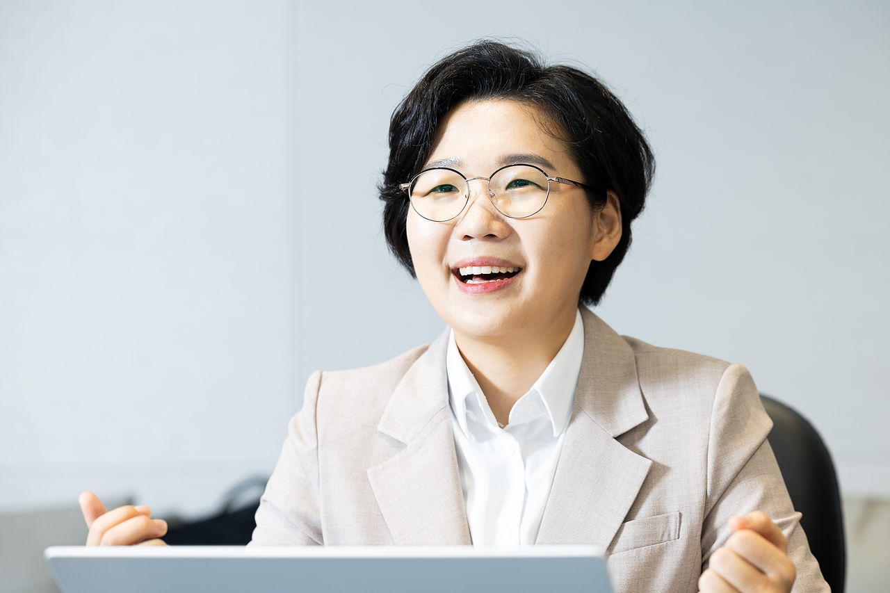 김보미 전 민주당 대표 예비경선 후보가 지난달 30일 중앙일보에서 진행된 인터뷰에서 특유의 ‘속사포 사투리’를 쏟아내며 웃고 있다. 그는 “이번 전당대회에서도 민주당의 위기가 고스란히 나타났다”고 했다. 우상조 기자