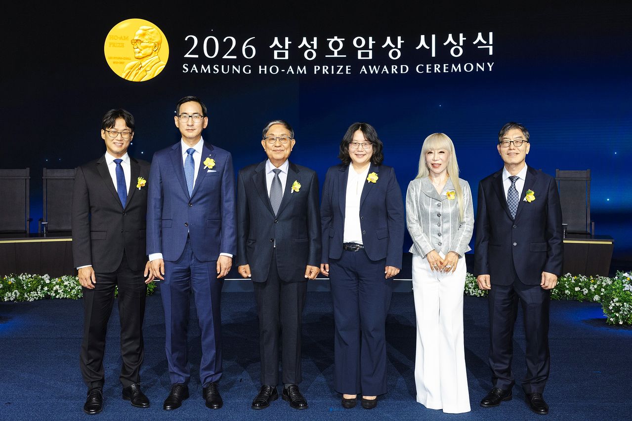 지난 6월 1일 삼성 호암상 수상자들이서울신라호텔 다이너스티홀에서 열린 ‘2026 삼성 호암상 시상식’에서 기념 촬영을 하고 있다. (왼쪽부터) 과학상 물리·수학부문 오성진 UC버클리 교수, 과학상 화학·생명과학부문 윤태식 위스콘신대 매디슨 교수, 공학상 김범만 포스텍 명예교수, 의학상 에바 호프만 코펜하겐대 교수, 예술상 조수미 성악가, 사회봉사상 오동찬 국립소록도병원 의료부장. 사진 호암재단 