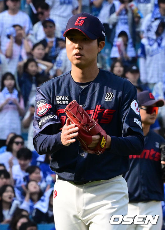 [OSEN=대구, 조은정 기자] 29일 대구삼성라이온즈파크에서 ‘2026 신한 SOL KBO 리그’ 삼성 라이온즈와 롯데 자이언츠의 개막시리즈 경기가 열렸다.개막전 선발 투수로 삼성은 최원태를 롯데는 비슬리를 내세웠다.6회말 1사 1루에서 롯데 쿄야마가 삼성 최형우에게 병살타를 이끌어내며 이닝일 마친 뒤 기뻐하고 있다. 2026.03.29 /cej@osen.co.kr