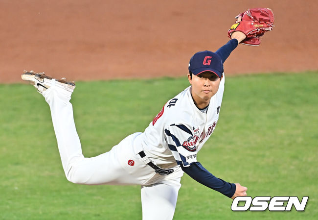 [OSEN=부산, 이석우 기자] 4일 부산 사직야구장에서 2026 신한 SOL KBO 리그 롯데 자이언츠와 SSG 랜더스의 경기가 열렸다. 홈팀 롯데는 비슬리가, 방문팀 SSG는 김건우가 선발 출전했다.롯데 자이언츠 쿄야마가 역투하고 있다. 2026.04.04 / foto0307@osen.co.kr