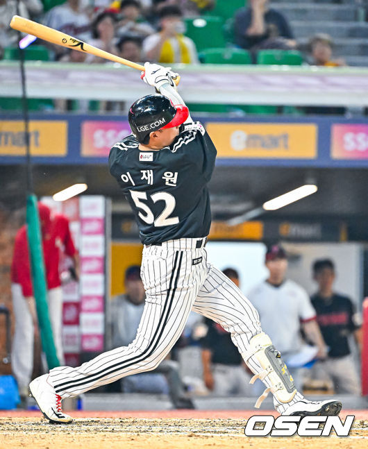 [OSEN=인천, 민경훈 기자] 4일 인천 SSG랜더스필드에서 2026 신한 SOL KBO리그SSG 랜더스와LG 트윈스의 경기가 열렸다.이날 SSG는김민준, LG는웰스를 선발로 내세웠다.8회초 1사 주자 1,2루 LG 이재원이 좌월 스리런 홈런을 때리고 있다. 2026.08.04 / rumi@osen.co.kr