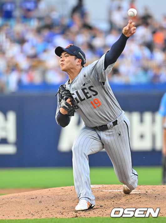 [OSEN=대구, 이석우 기자] 4일 대구삼성라이온즈파크에서 2026 신한 SOL KBO 리그 삼성 라이온즈와 한화 이글스의 경기가 열렸다. 홈팀 삼성은 양창섭이, 방문팀 한화는 왕옌청이 선발 출전했다. 한화 이글스 선발 투수 왕옌청이 역투하고 있다. 2026.08.04 / foto0307@osen.co.kr