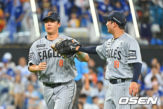 [OSEN=대구, 이석우 기자] 4일 대구삼성라이온즈파크에서 2026 신한 SOL KBO 리그 삼성 라이온즈와 한화 이글스의 경기가 열렸다. 홈팀 삼성은 양창섭이, 방문팀 한화는 왕옌청이 선발 출전했다. 한화 이글스 왕옌청이 6회말 2사 3루 삼성 라이온즈 전병우의 타구를 호수비로 잡은 노시환에게 감사의 하이파이브를 하고 있다. 2026.08.04 / foto0307@osen.co.kr