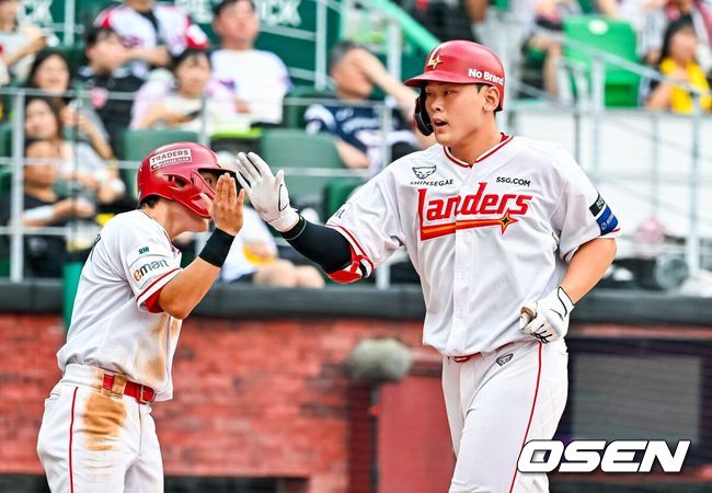 [OSEN=인천, 민경훈 기자]1회말 2사 주자 2루 SSG 전의산이 중월 선취 투런 홈런을 때린 후 홈을 밟으며 기뻐하고 있다. 2026.08.04 / rumi@osen.co.kr