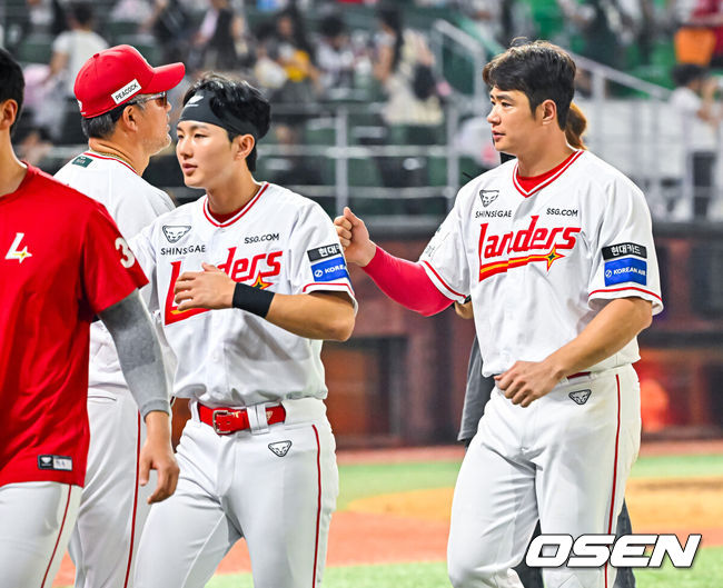 [OSEN=인천, 민경훈 기자] 4일 인천 SSG랜더스필드에서 2026 신한 SOL KBO리그SSG 랜더스와LG 트윈스의 경기가 열렸다.SSG는4일 인천 SSG랜더스필드에서 열린 2026 KBO리그 LG와 경기에서 10-8로승리했다. SSG는 7회 7득점 빅이닝을 폭발시키며 LG전 4연패를 끊었다. LG는 8회 6점을 뽑으며 추격했으나 뒷심이 부족했다.경기를 마치고 SSG 김재환이 이숭용 감독과 하이파이브를 하고 있다. 2026.08.04 / rumi@osen.co.kr