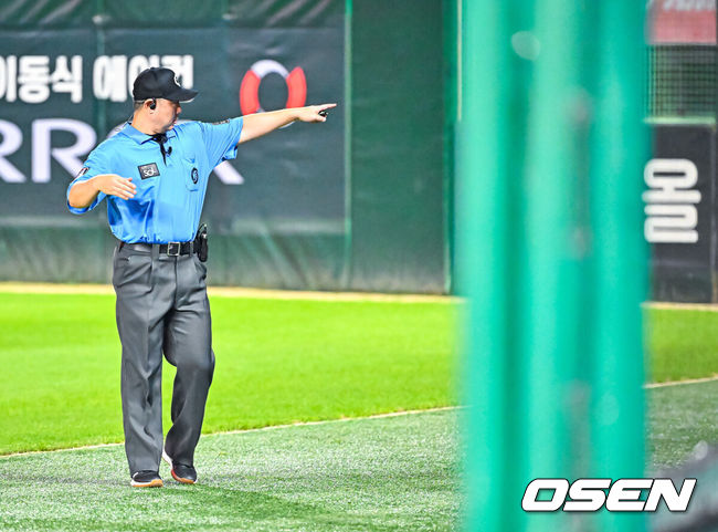 [OSEN=인천, 민경훈 기자] 4일 인천 SSG랜더스필드에서 2026 신한 SOL KBO리그 SSG 랜더스와 LG 트윈스의 경기가 열렸다.이날 SSG는 김민준, LG는 웰스를 선발로 내세웠다.9회초에 관중석에서 CPR 환자가 발생해 경기가 급히 중단되고 있다. 1루심이 관중석을 가리키고 있다.  2026.08.04 / rumi@osen.co.kr
