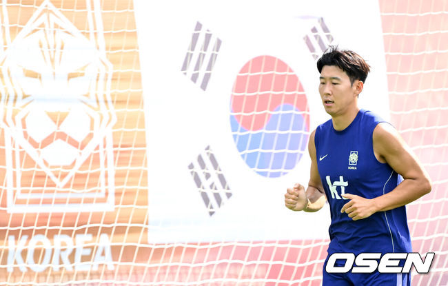 [OSEN=사포판(멕시코), 이대선 기자] 홍명보 감독이 이끄는 대한민국 축구국가대표팀이 26일(한국시각) 멕시코 과달라하라 인근 사포판의 치바스 베르데 바예에서 훈련을 진행했다.대한민국은 1승 2패(승점 3)로 조 3위에 머물렀다. 자력으로 32강에 오를 기회를 놓쳤고, 이제는 다른 조 경기 결과를 기다려야 하는 처지가 됐다.대한민국 손흥민이 훈련을 하고 있다. 2026.06.26 /sunday@osen.co.kr