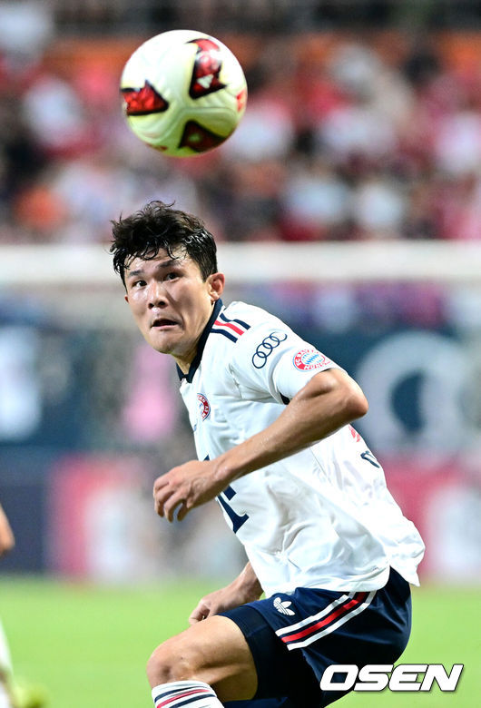 [OSEN=제주, 최규한 기자] 4일 오후 제주월드컵경기장에서 '아우디 풋볼 써밋 2026' 제주SK FC와 FC 바이에른 뮌헨의 친선 경기가 열렸다.뱅상 콤파니 감독이 이끄는 바이에른 뮌헨은 이번 아시아 투어 명단에 대한민국 국가대표 수비수 김민재를 비롯해 주장 마누엘 노이어, 요주아 키미히, 요나탄 타, 요시프 스타니시치, 루이스 디아스, 주앙 팔리냐, 콘라트 라이머 등 26명을 포함시켰다. 세르지우 코스타 감독이 이끄는 제주는 K리그1 최근 5경기 무패를 이어가며 독일 분데스리가 챔피언을 상대로 어떤 경기력을 보여줄지 관심을 모은다.전반 뮌헨 김민재가 캡틴 완장을 차고 경기를 펼치고 있다. 2026.08.04 / dreamer@osen.co.kr