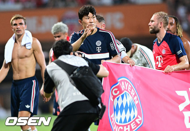 [OSEN=제주, 최규한 기자] 4일 오후 제주월드컵경기장에서 '아우디 풋볼 써밋 2026' 제주SK FC와 FC 바이에른 뮌헨의 친선 경기가 열렸다.뱅상 콤파니 감독이 이끄는 바이에른 뮌헨은 이번 아시아 투어 명단에 대한민국 국가대표 수비수 김민재를 비롯해 주장 마누엘 노이어, 요주아 키미히, 요나탄 타, 요시프 스타니시치, 루이스 디아스, 주앙 팔리냐, 콘라트 라이머 등 26명을 포함시켰다. 세르지우 코스타 감독이 이끄는 제주는 K리그1 최근 5경기 무패를 이어가며 독일 분데스리가 챔피언을 상대로 어떤 경기력을 보여줄지 관심을 모은다.경기를 마치고 뮌헨 김민재를 비롯한 선수들이 팬들에게 인사를 전하고 있다. 2026.08.04 / dreamer@osen.co.kr