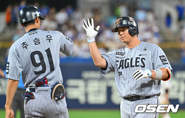 [OSEN=대구, 이석우 기자] 4일 대구삼성라이온즈파크에서 2026 신한 SOL KBO 리그 삼성 라이온즈와 한화 이글스의 경기가 열렸다. 홈팀 삼성은 양창섭이, 방문팀 한화는 왕옌청이 선발 출전했다. 한화 이글스 노시환이 8회초 1사 2루 좌익수 오른쪽 1타점 안타를 치고 세리머니를 하고 있다. 2026.08.04 / foto0307@osen.co.kr