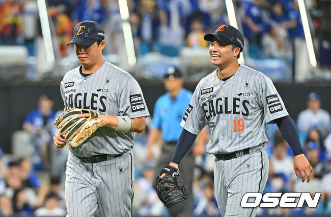 [OSEN=대구, 이석우 기자] 4일 대구삼성라이온즈파크에서 2026 신한 SOL KBO 리그 삼성 라이온즈와 한화 이글스의 경기가 열렸다. 홈팀 삼성은 양창섭이, 방문팀 한화는 왕옌청이 선발 출전했다. 한화 이글스 왕옌청이 6회말 2사 3루 삼성 라이온즈 전병우의 타구를 호수비로 잡은 노시환에게 감사의 하이파이브를 하고 미소짓고 있다. 2026.08.04 / foto0307@osen.co.kr