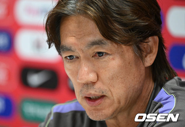 [OSEN=사포판(멕시코), 이대선 기자] 홍명보 감독이 이끄는 대한민국 축구국가대표팀이 26일(한국시각) 멕시코 과달라하라 인근 사포판의 치바스 베르데 바예에서 훈련을 진행했다.대한민국은 1승 2패(승점 3)로 조 3위에 머물렀다. 자력으로 32강에 오를 기회를 놓쳤고, 이제는 다른 조 경기 결과를 기다려야 하는 처지가 됐다.훈련에 앞서 대한민국 홍명보 감독이 인터뷰를 하고 있다. 2026.06.26 /sunday@osen.co.kr