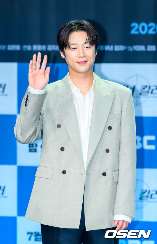 [OSEN=박준형 기자] 30일 오후 서울 상암동 MBC 골든마우스홀에서 MBC 금토드라마 ‘유부녀 킬러’ 제작발표회(감독 윤종호)가 진행됐다.‘유부녀 킬러’는 낮에는 사람을 처단하는 킬러, 밤에는 아이를 키우는 워킹맘의 이야기를 그린 웹툰을 원작으로 한 드라마로 이날 행사에는 공효진, 정준원, 이상이, 무진성, 최우성, 이은샘, 윤종호 감독이 참석했다.   배우 정준원이 포즈를 취하고 있다.  2026.07.30 / soul1014@osen.co.kr