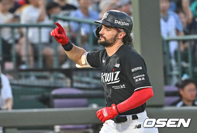 [OSEN=부산, 이석우 기자] 24일 부산 사직야구장에서 2026 신한 SOL KBO 리그 롯데 자이언츠와 KT 위즈의 경기가 열렸다.홈팀 롯데는 나균안이, 방문팀 KT는 로건이 선발 출전했다.KT 위즈 힐리어드가 4회초 우월 동점 솔로 홈런을 치고 세리머니를 하고 있다. 2026.07.24 / foto0307@osen.co.kr