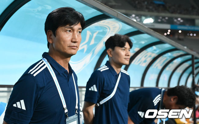 [OSEN=박준형 기자] 5일 오후 서울월드컵경기장에서 ‘2026 쿠팡플레이 시리즈’ 팀 K리그와 맨체스터 시티(맨시티)의 경기가 진행됐다.맨시티는 엘링 홀란과 로드리 등 일부 주축 선수가 2026 국제축구연맹(FIFA) 북중미월드컵 이후 휴식으로 한국 투어에 참가하지 않았다. 필 포든과 잔루이지 돈나룸마, 니코 곤살레스, 제레미 도쿠 등이 한국을 찾았다.경기 앞서 팀K리그 정정용 감독이 그라운드를 바라보고 있다. .    2026.08.05 / soul1014@osen.co.kr