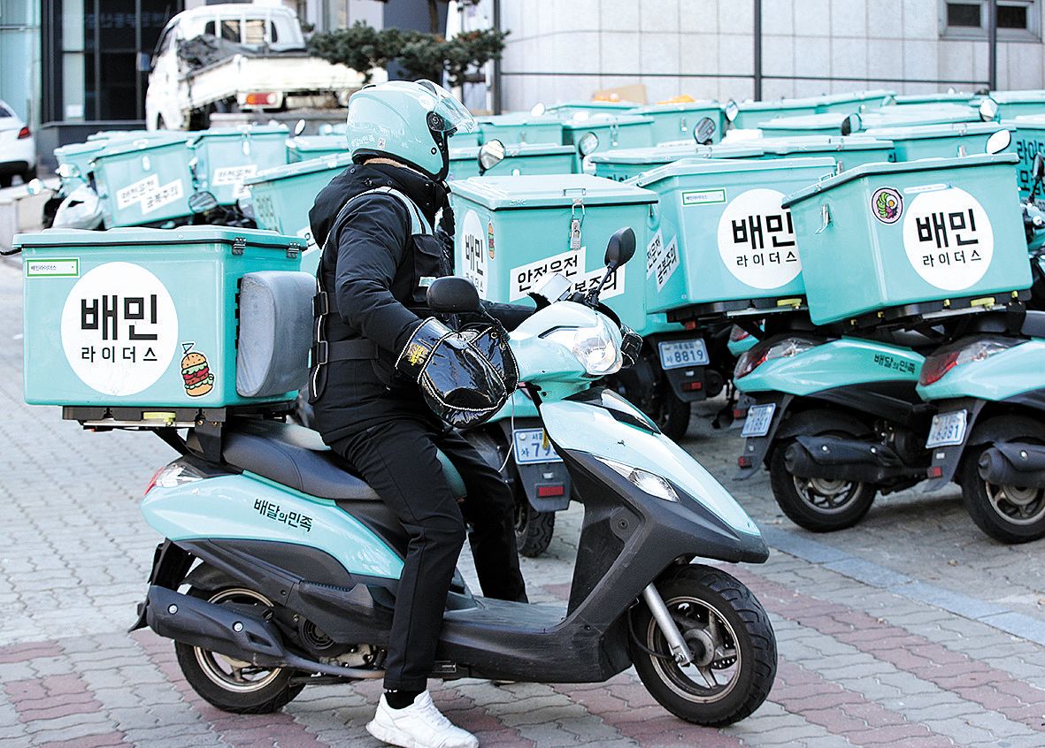 서울 강남구 배민라이더스 남부센터에서 한 직원이 오토바이를 타고 배달에 나서고 있다. 뉴스1