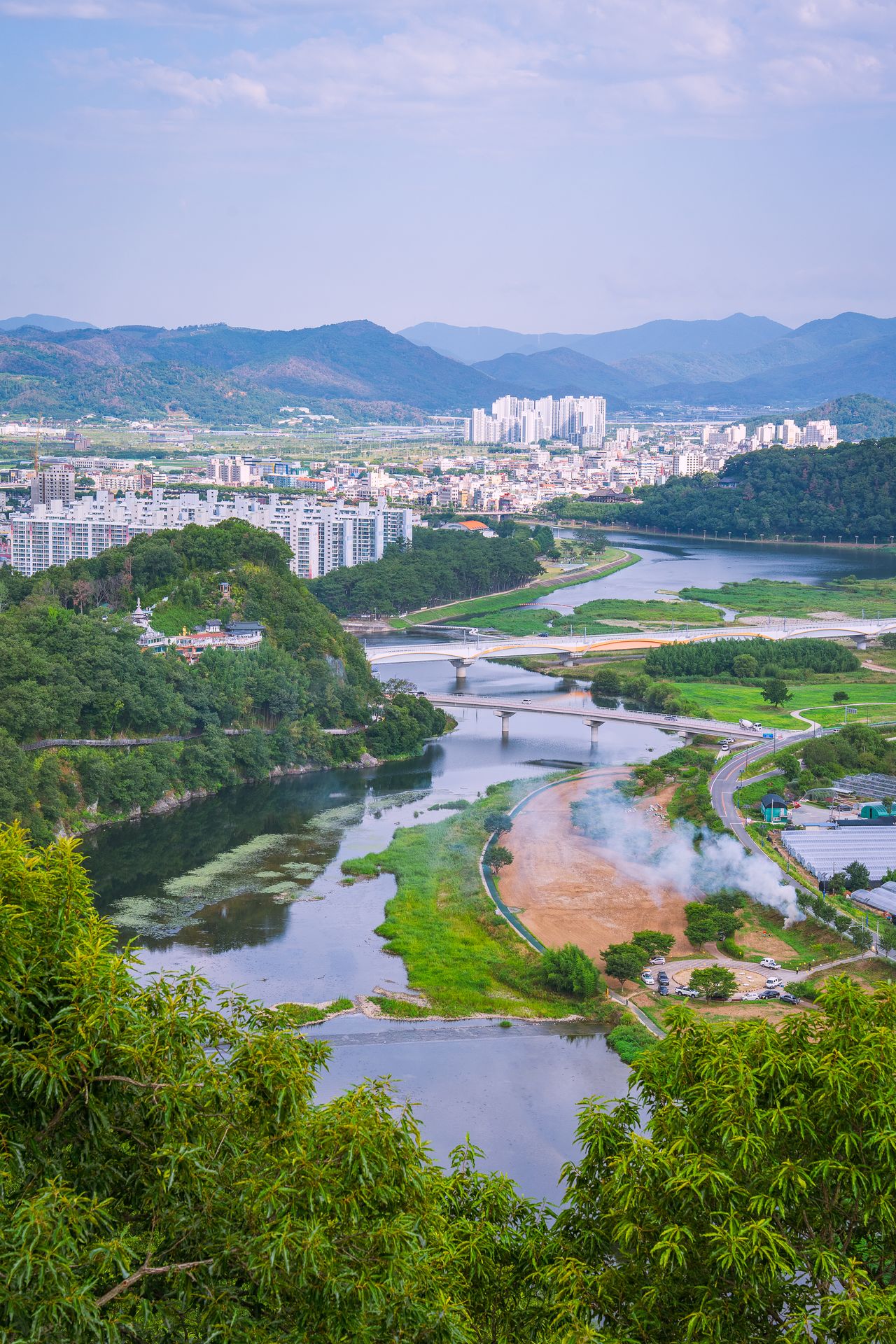 용두산 생태공원 달팽이 전망대에서 내다본 풍경. 밀양 시내와 밀양강 일대가 한눈에 보인다. 백종현 기자