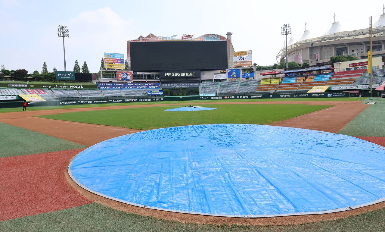 5일 프로야구 KBO리그 LG 트윈스와 SSG 랜더스 경기가 폭염으로 취소된 인천 SSG랜더스필드 모습. KBO는 이날 프로야구 모든 경기를 이틀간 취소했다.   전날 SSG랜더스필드에서 열린 LG 트윈스와 SSG 랜더스의 경기 중 총 25명의 관중이 온열질환이 의심되는 증상을 호소해 치료받았으며 이 중 2명은 의식 저하 등 중증 증세를 보여 구급차로 병원에 이송됐다. 연합뉴스