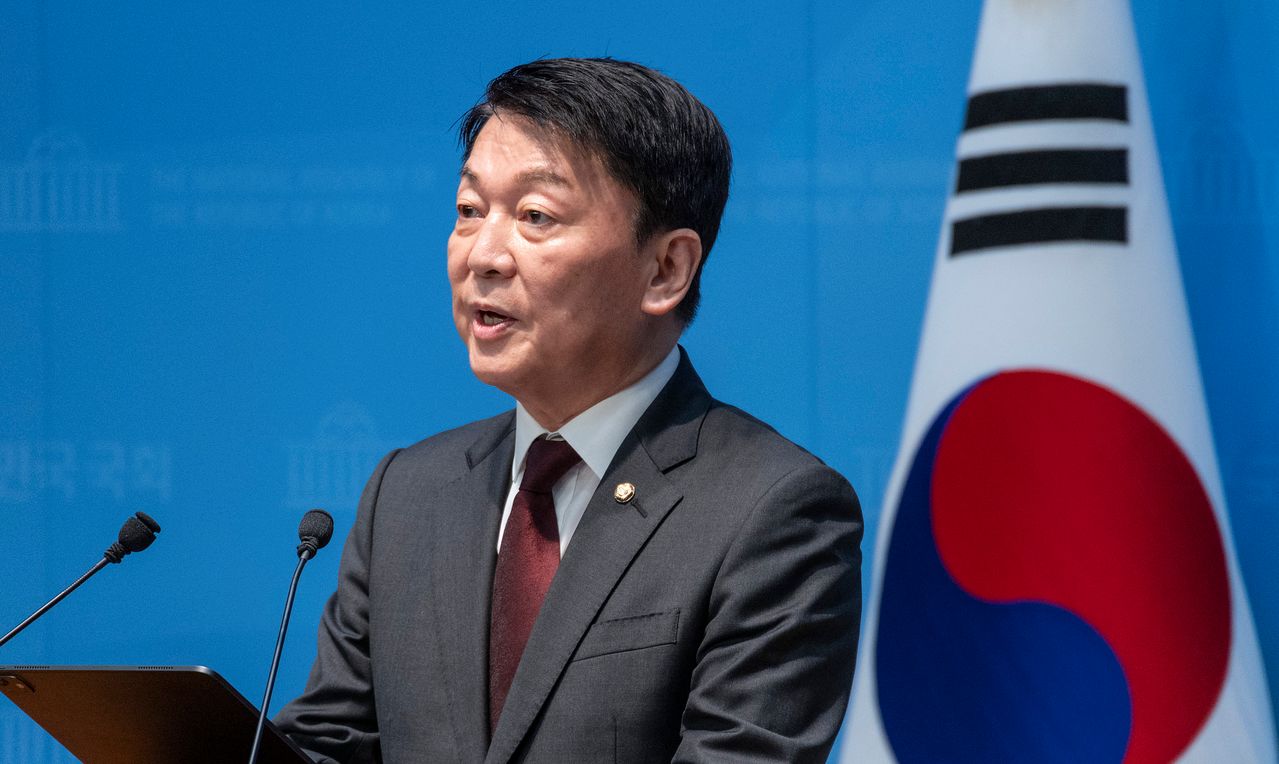 국민의힘 안철수 의원이 12일 국회에서 무소속 한동훈 의원의 국민의힘 복당 반대 기자회견을 하고 있다. 연합뉴스