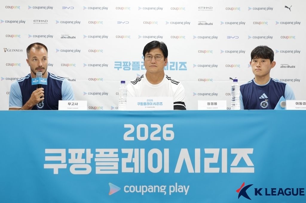 팀 K리그 이동경과 정정용 감독, 무고사(오른쪽부터). 사진 프로축구연맹